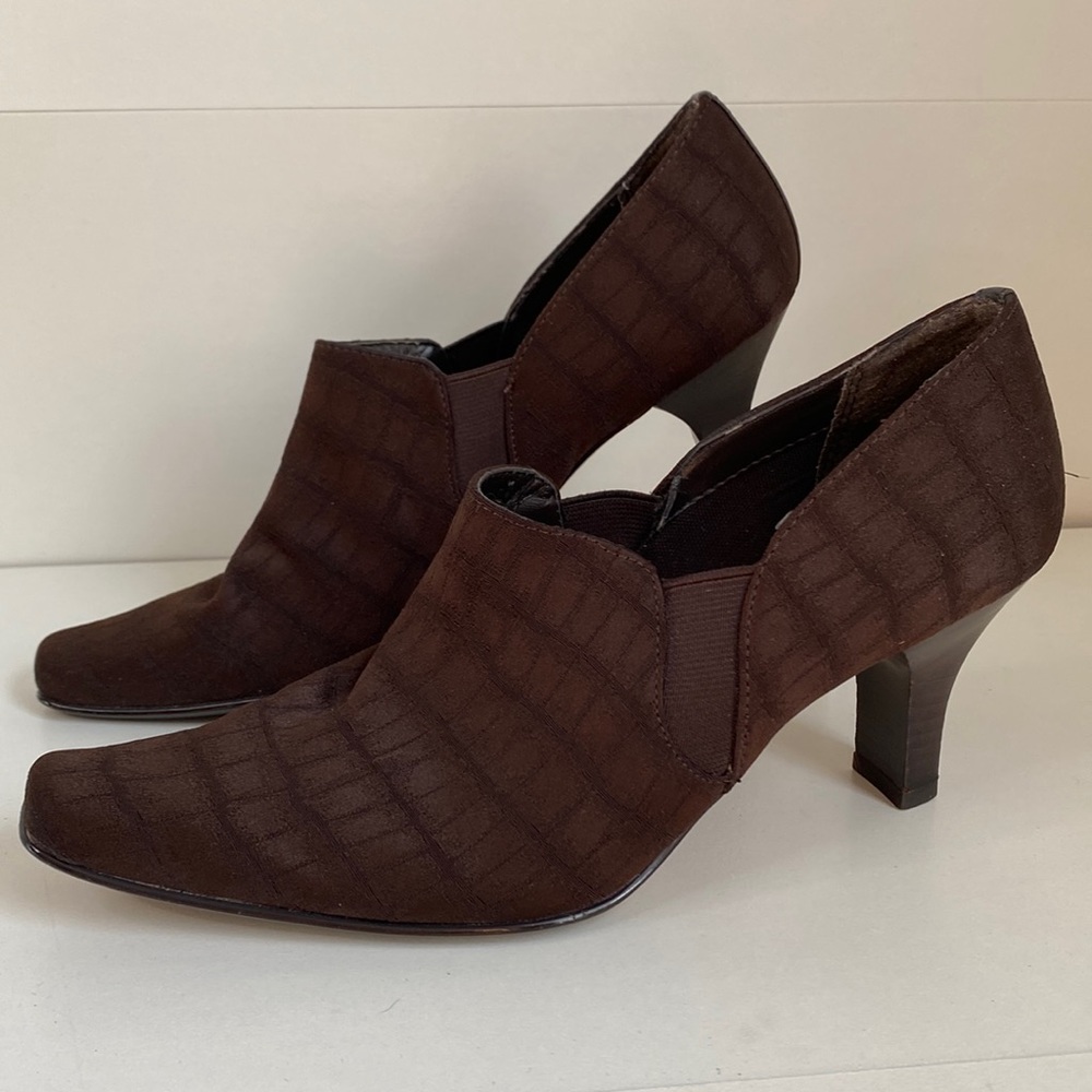 Liz Claiborne Croc snake textured Fabric 7 shoes Dark Brown